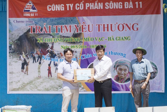 Trao quà cho học sinh nghèo Mèo Vạc Trao quà cho học sinh nghèo Mèo Vạc