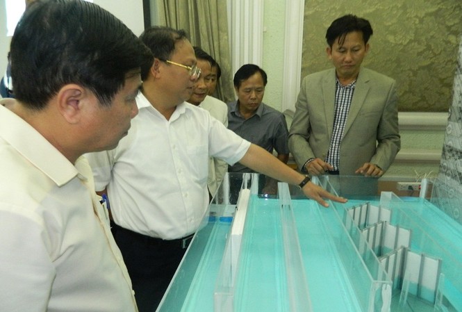 Đề xuất làm kè “mềm” tại cửa sông để giảm ngập cho TPHCM Chủ tịch UBND TPHCM Nguyễn Thành Phong và phó Bí thư thường trực Thành uỷ Tất Thành Cang kiểm tra việc thực nghiệm đề án làm kè mềm trên mô hình.