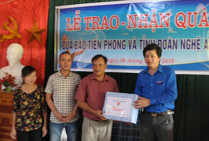 Tặng pin mặt trời, sửa đường giúp thầy giáo “cắm bản” Bí thư Tỉnh đoàn Nghệ An Nguyễn Đình Hùng tặng quà, chia sẻ với khó khăn của các thầy giáo miền biên viễn.