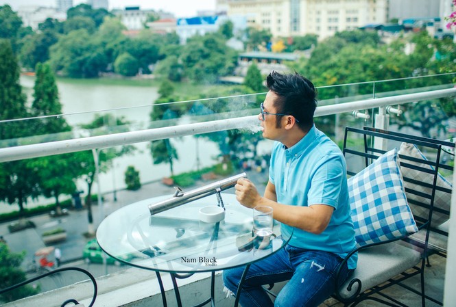 Bằng Kiều thảnh thơi ngắm cảnh Hà Nội Bằng Kiều thảnh thơi ngắm cảnh Hà Nội