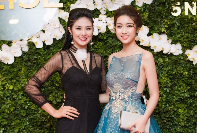 Hoa hậu Mỹ Linh diện váy ren mỏng quyến rũ giữa trời đông Hoa hậu Mỹ Linh diện váy ren mỏng quyến rũ giữa trời đông