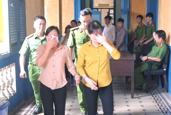 Lãnh đạo Hội Phụ nữ xã dính lao lý vì 'tín dụng đen' Hai bị cáo tại phiên tòa phúc thẩm sáng nay 17/1. Ảnh: Tân Châu.