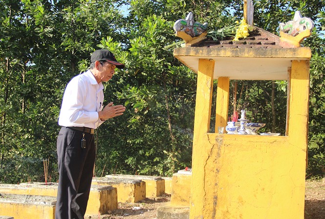 Chuyện những người trực Tết trong… nghĩa trang Ông Phùng Quýt thăm viếng khu mộ vô chủ chiều cuối năm.