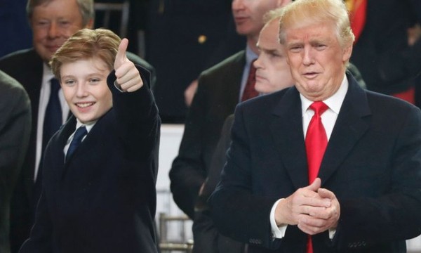Nhà Trắng lên tiếng vì cậu út nhà Trump vào 'tầm ngắm' của truyền thông Tổng thống Mỹ Donald Trump (phải) và cậu con út Barron trong lễ diễu hành nhậm chức hôm 20/1. (Ảnh: Fox News).