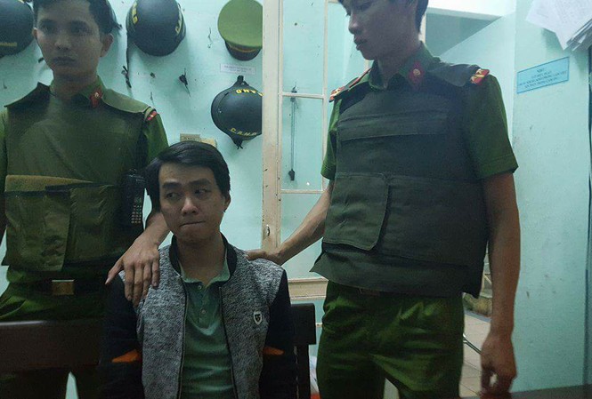 Khởi tố nam thanh niên cầm dao cướp ngân hàng tại Đà Nẵng Đối tượng Hoàng lúc bị bắt.