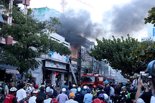Cháy quán kem ở Nha Trang, hàng chục khách tháo chạy Lửa kèm khói đen bốc lên từ tầng 2 quán kem ở Nha Trang.