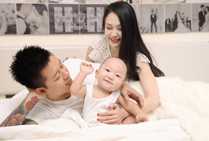 Vợ Tuấn Hưng đã sinh con thứ hai Vợ chồng Tuấn Hưng và con trai đầu lòng.