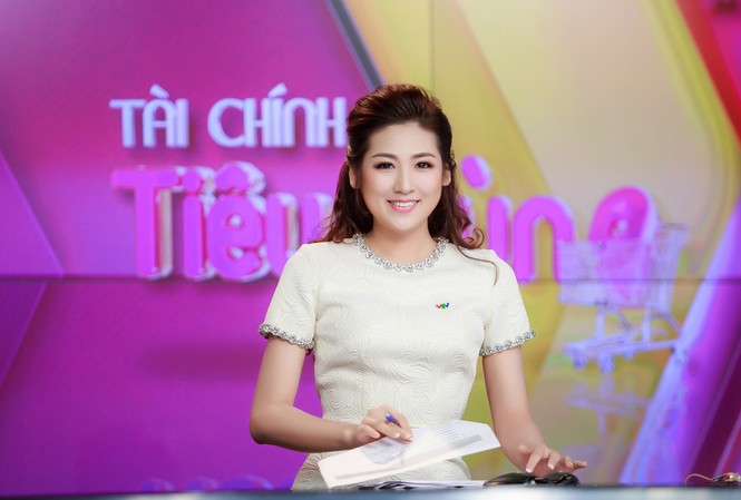 Á hậu Tú Anh: Sắc đẹp là một lợi thế khi bước vào nghề báo Á hậu Tú Anh trên sóng của bản tin Tài chính Tiêu dùng.