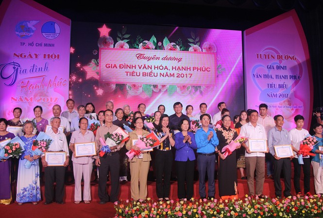 TPHCM tuyên dương 100 gia đình tiêu biểu 2017 Lãnh đạo TPHCM tuyên dương các gia đình tiêu biểu.