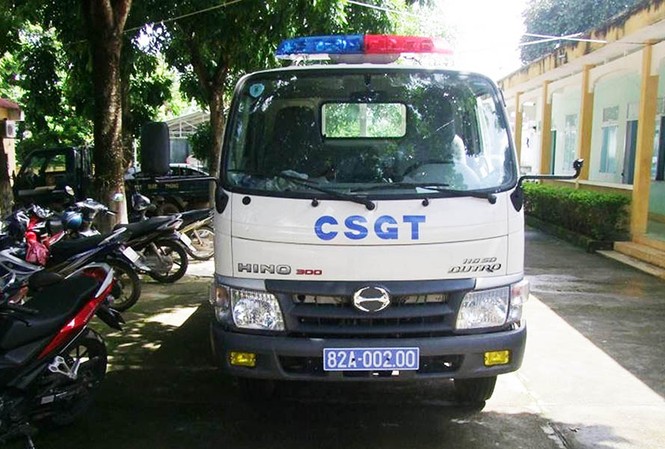 Khởi tố vụ án ném vỡ kính xe tuần tra của CSGT Xe tuần tra của lực lượng cảnh sát giao thông Kon Tum bị ném vỡ kính.