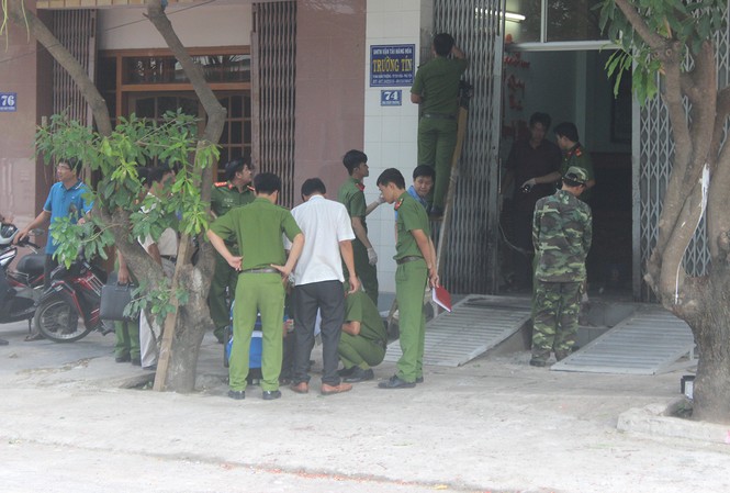 Lời kể của nhân chứng trong vụ nổ trước nhà một doanh nghiệp Các lực lượng chức năng đang khám nghiệm hiện trường.