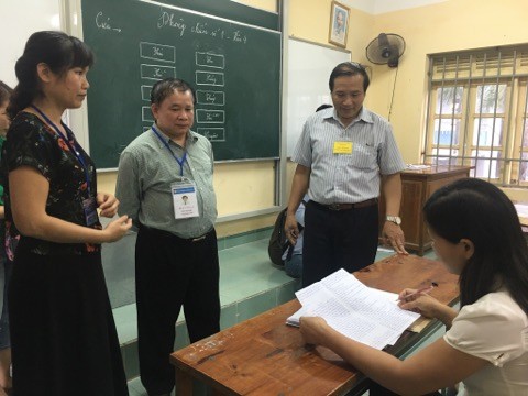 Không có may rủi trong bài thi trắc nghiệm Thứ trưởng Bùi Văn Ga (người đeo thẻ đứng giữa) kiểm tra công tác chấm thi tại Hưng Yên