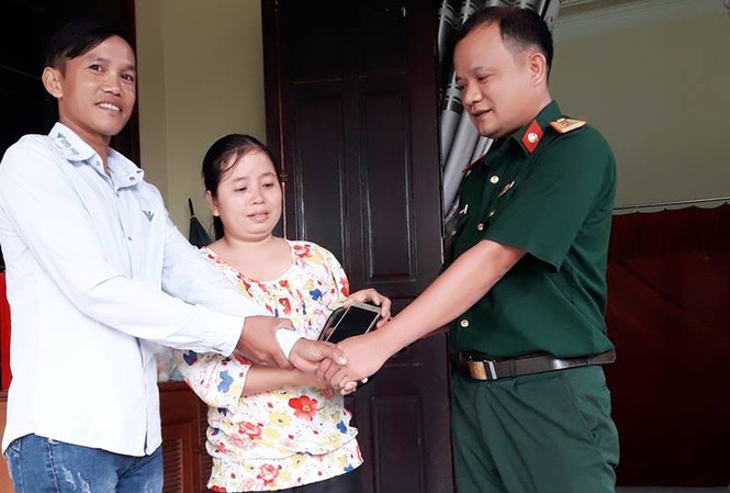 Thượng úy quân đội trả tài sản cho người đánh rơi Thượng úy Nguyền Đình Long trả lại tài sản cho vợ chồng chị Huệ.