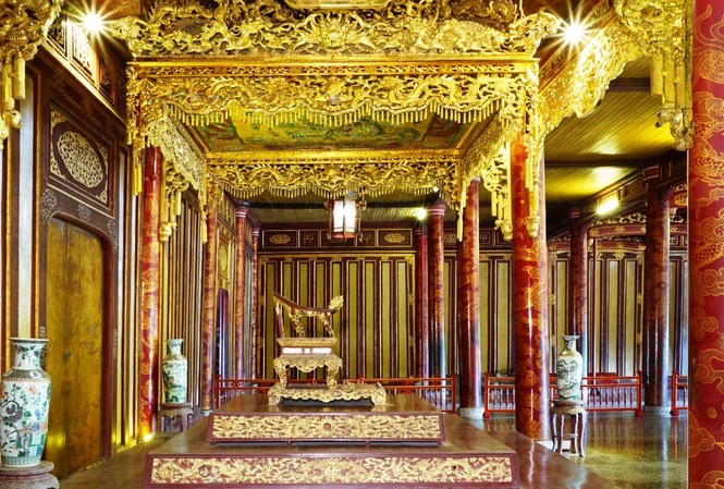 Di chuyển Ngai vàng triều Nguyễn để sửa điện Thái Hòa Chiếc ngai vua đặt tại điện Thái Hòa nhìn từ chính diện và bên phải. Phía trên ngai là Bửu tán lộng lẫy. Nguồn: TTBTDT Cố đô Huế.
