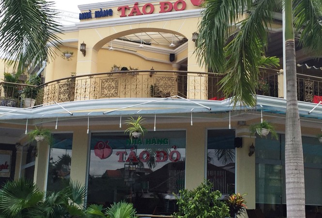 Mâu thuẫn tiền bạc, một chủ nợ bị bắn tại quán nhậu Nhà hàng Táo Đỏ (Huế) - nơi xảy ra vụ khách nhậu nổ súng bắn chủ nợ do mâu thuẫn nợ nần tiền bạc.
