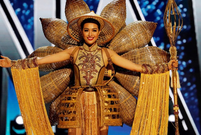 Mở cuộc thi thiết kế quốc phục cho đại diện Việt Nam tại Miss Universe Á hậu Lệ Hằng trình diễn bộ quốc phục 'Nàng Mây' trên sân khấu Hoa hậu Hoàn vũ 2016.