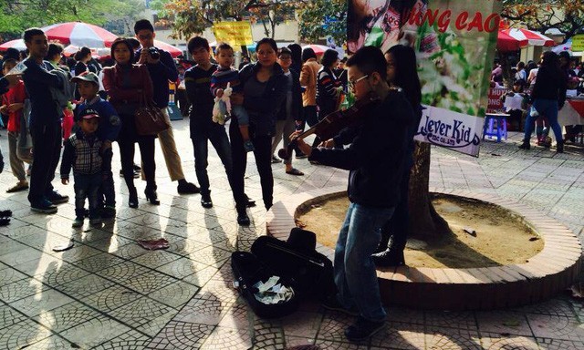 “Truy giấy phép biểu diễn với cậu bé kéo đàn ở bờ hồ Hoàn Kiếm là không ổn” Chị Hằng chia sẻ hình ảnh con trai mình biểu diễn trên mạng xã hội.