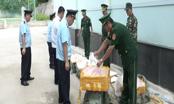 Lạng Sơn: Trên 250 kg nầm lợn ôi thiu suýt thành đặc sản Kiểm đếm, tịch thu số nầm lợn nhập lậu. Ảnh: TL.