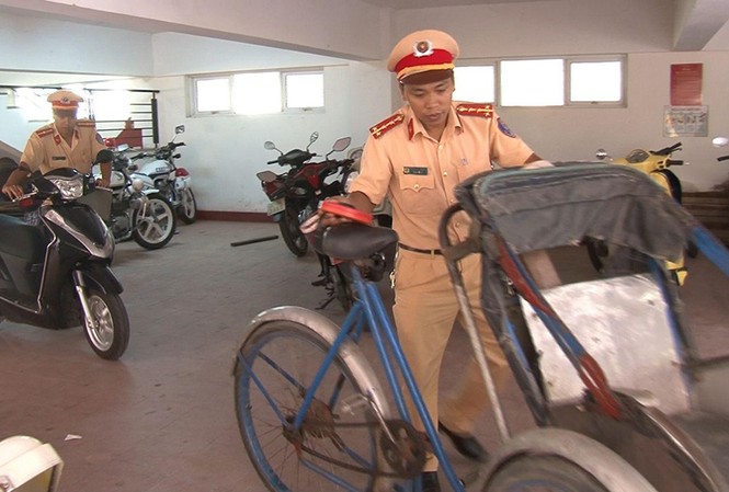 Huế: Tìm ra tài xế xe tải tông chết cô gái trẻ Tài xế cùng các phương tiện giao thông liên quan vụ tai nạn chết người hôm 13/9 đã được công an Huế làm rõ.