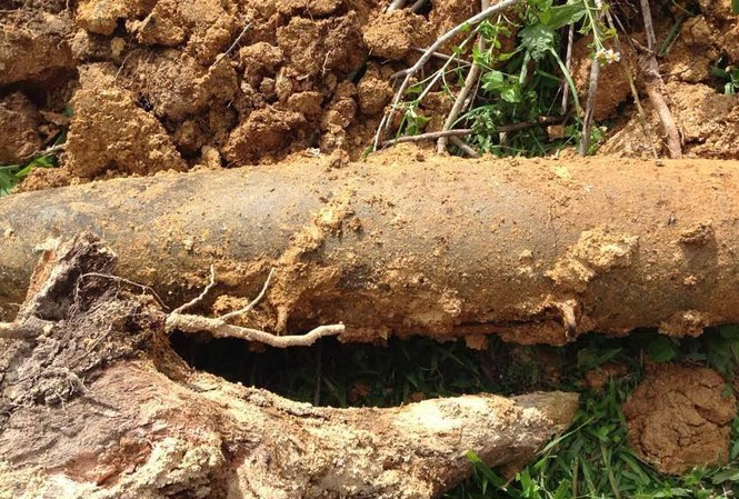 Phát hiện quả bom 300kg dưới nền nhà dân Quả bom nặng 300kg được người dân phát hiện khi đào móng làm nhà.