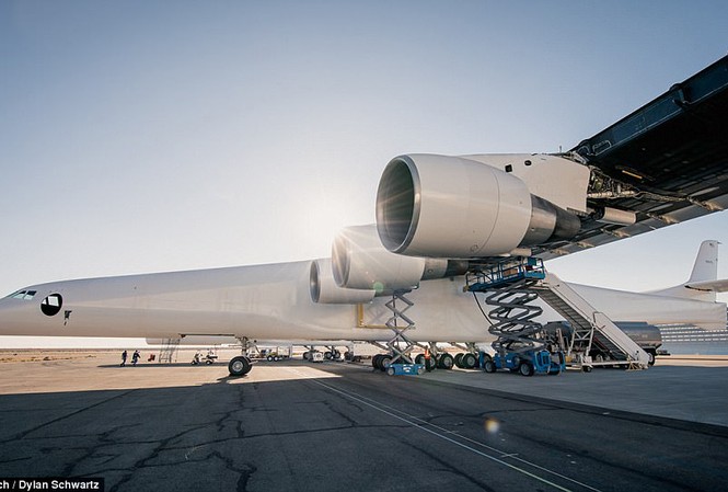 Cận cảnh máy bay siêu khổng lồ sải cánh dài bằng sân bóng đá của tỷ phú Paul Alle Chiếc Stratolaunch khổng lồ.