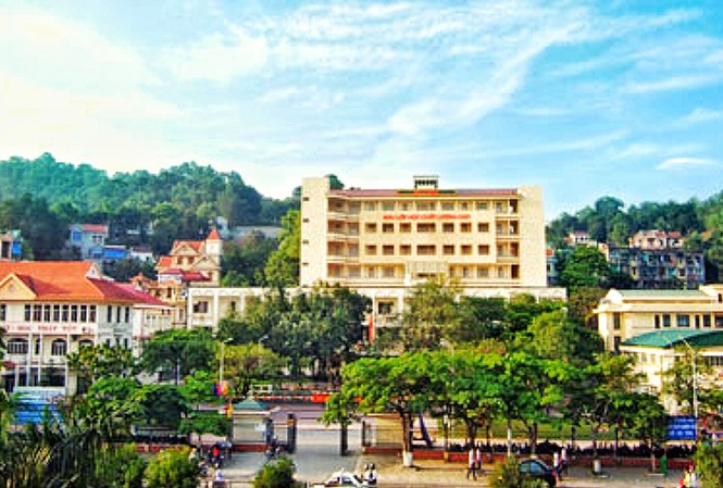 Nam sinh lớp 10 rơi từ tầng cao xuống sân trường tử vong Trường THPT Hòn Gai, TP. Hạ Long, nơi xảy ra sự việc.