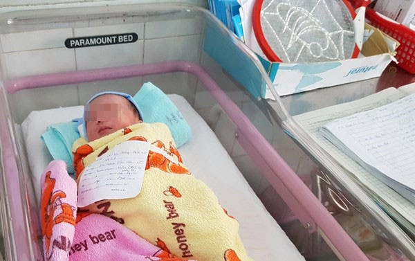 Chồng dừng xe chờ đèn đỏ, sản phụ nằm xuống đường... sinh con Tình trạng sức khỏe của hai mẹ con đều tốt sau ca sinh hi hữu.