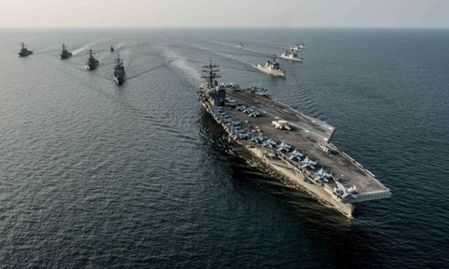Mỹ sắp điều tàu sân bay hạt nhân tới bán đảo Triều Tiên Tàu sân bay USS Ronald Reagan di chuyển cùng cụm tàu sân bay chiến đấu (CSG) 5 và hải quân Hàn Quốc trong một cuộc tập trận. Ảnh: US Navy.