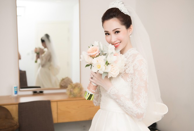 Cận cảnh váy cưới tinh khôi đính đá Swarovski của Hoa hậu Thu Thảo Cận cảnh váy cưới tinh khôi đính đá Swarovski của Hoa hậu Thu Thảo