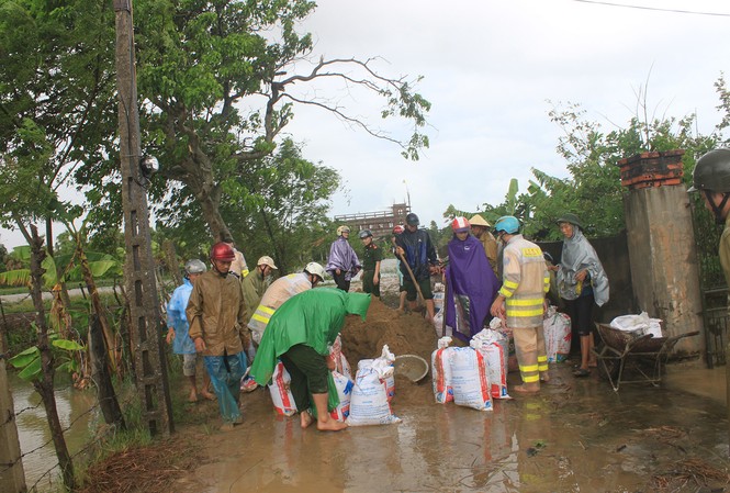 Vỡ đê ở Thanh Hóa, hơn 100 nhà dân chìm trong nước Vỡ đê ở Thanh Hóa, hơn 100 nhà dân chìm trong nước