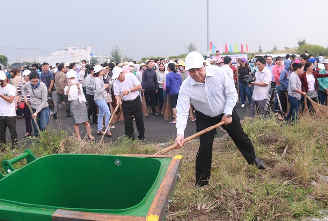 Hàng ngàn người Đà Nẵng xuống đường dọn vệ sinh đón APEC Chủ tịch UBND TP. Đà Nẵng Huỳnh Đức Thơ cùng dọn dẹp vệ sinh trên khu đất trống.