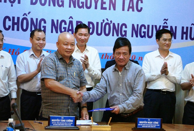 Một doanh nghiệp muốn tài trợ trăm tỷ trả tiền thuê siêu máy bơm Ngày 2/10, UBND TPHCM ký hợp đồng nguyên tắc thuê máy bơm.