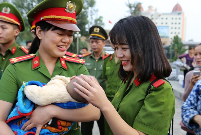 Bé 4 tháng tuổi bị lừa bán sang Trung Quốc Lực lượng chức năng tiếp nhận cháu bé bị lừa bán sang Trung Quốc.