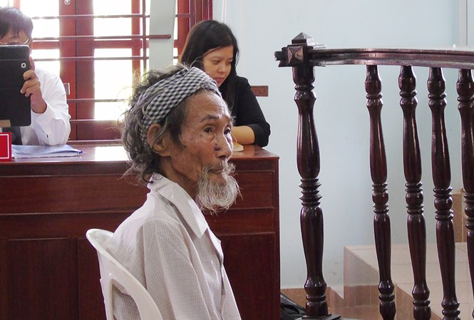 Vụ 'cha bị con yêu cầu bỏ tù': Bị hại rút đơn Cụ Mách 84 tuổi tại phiên tòa (Ảnh: Kim Hà).