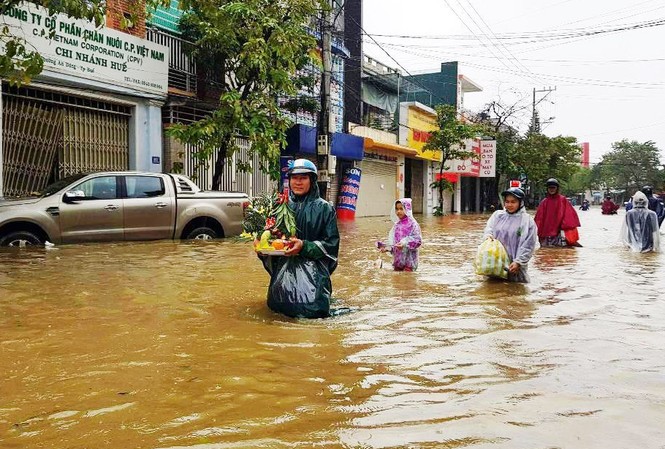 Huế mưa trắng trời, lũ chồng lũ Nước lại tràn ngập phố phường tại Huế.