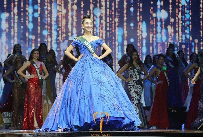 Đầm dạ hội của Hà Thu được NTK Mỹ bình chọn đẹp nhất Miss Earth Bộ váy dạ hội tuyệt đẹp của Hà Thu trong đêm chung kết Miss Earth.