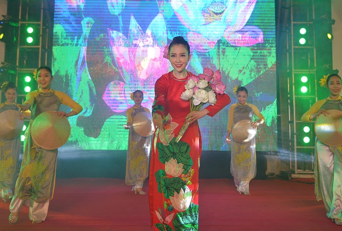 'Chim Công làng múa' và dàn sao trình diễn tại tiệc chào mừng APEC Nghệ sĩ múa Linh Nga với những điệu múa dân tộc trên nền ca khúc 'Giấc mơ trưa'.