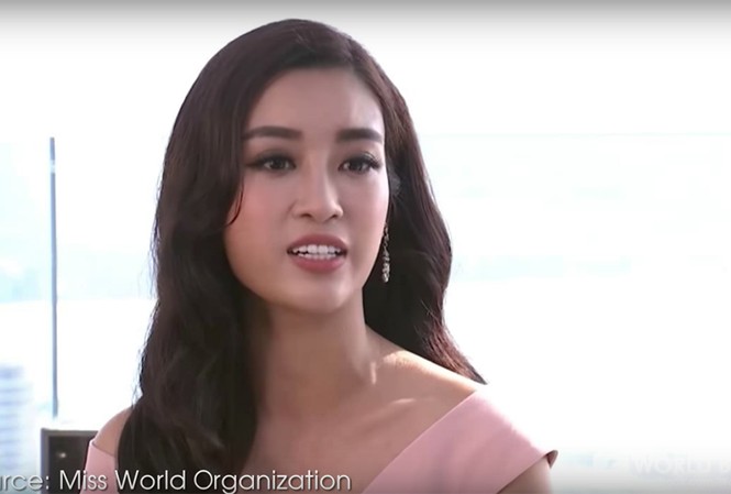 Đỗ Mỹ Linh tự tin trả lời trôi chảy bằng Tiếng Anh tại Miss World Hoa hậu Mỹ Linh tự tin trả lời trôi chảy bằng Tiếng Anh tại Thử thách đồi đầu – Head to head challenge.