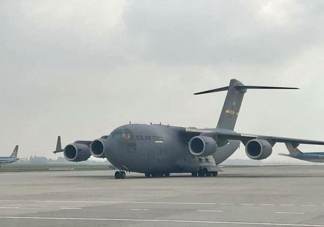 'Siêu máy bay' Mỹ xuất hiện trở lại ở Nội Bài "Siêu máy bay" vận tải hạng nặng C-17 của Mỹ.