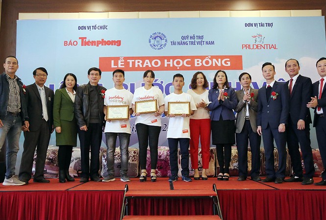 Trao 60 triệu đồng học bổng cho sinh viên nghèo vượt khó tại Nghệ An 60 triệu đồng và 80 chiếc chăn ấm đã được Prudential và Qũi hỗ trợ tài năng trẻ VN trao cho người nghèo, SV có hoàn cảnh khó khăn qua cầu nối báo Tiền phong.