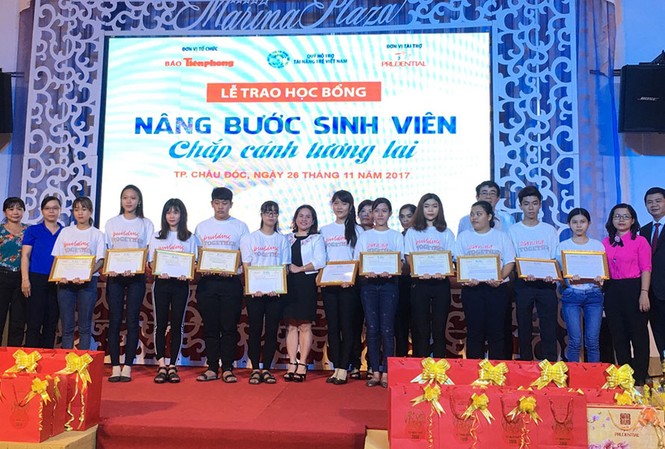 Chắp cánh tương lai cho sinh viên nghèo An Giang Các em tân sinh viên nhận học bổng.