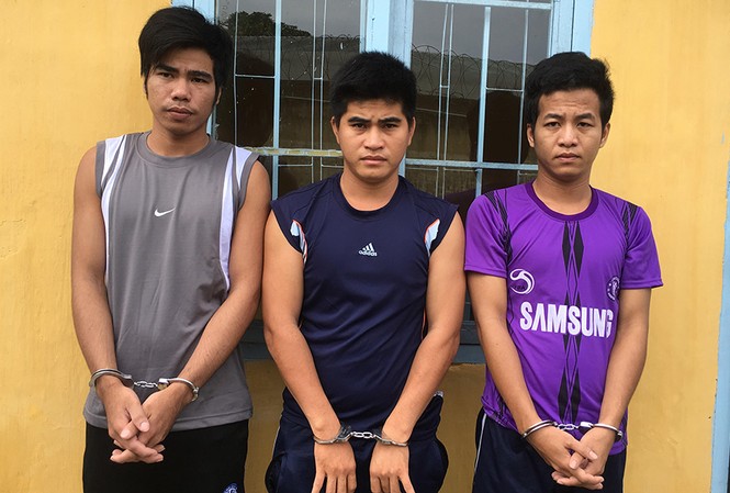 Ba thanh niên kề dao, bắt trói bà cụ để cướp tiền vàng Các đối tượng bị cơ quan công an bắt giữ.