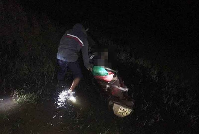 Lật thuyền trong đêm mưa rét, một ngư dân tử vong Lực lượng chức năng tìm vớt người và phương tiện gặp nạn trong vụ đắm thuyền giữa đêm ven đầm phá Tam Giang, tỉnh TT-Huế.