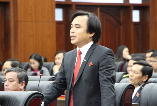 Đà Nẵng đang 'chôn' 500 tỷ đồng vào... đất Đại biểu Tô Văn Hùng phát biểu tại Kỳ họp thứ 6 HĐND TP Đà Nẵng khóa IX.