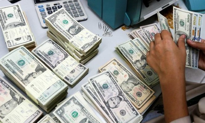 USD rớt giá 7%, đối mặt triển vọng u ám trong năm 2018 Giới phân tích dự báo đồng USD sẽ mất giá so với 13 trong tổng số 16 đồng tiền được giao dịch nhiều nhất thế giới trong năm 2018 - Ảnh: Reuters.