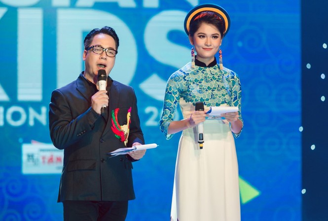 Sau hát và vẽ, Á hậu nhiều tài lẻ Thuỳ Dung bén duyên với nghề MC Á hậu Thuỳ Dung dẫn chương trình của MC Tùng Leo.