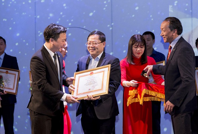 Tôn vinh những Giọt Hồng năm 2017 Nhà báo Lê Xuân Sơn, Tổng biên tập Báo Tiền Phong là 1 trong số 12 cá nhân tiêu biểu được nhận Giải thưởng Giọt Hồng năm nay.
