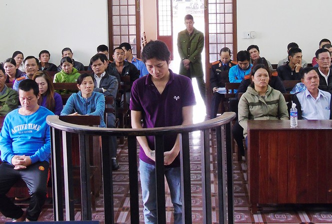 Lãnh 7 năm tù vì giả danh công an cưỡng hiếp nữ sinh Bị cáo Phan Văn Đông tại toà.
