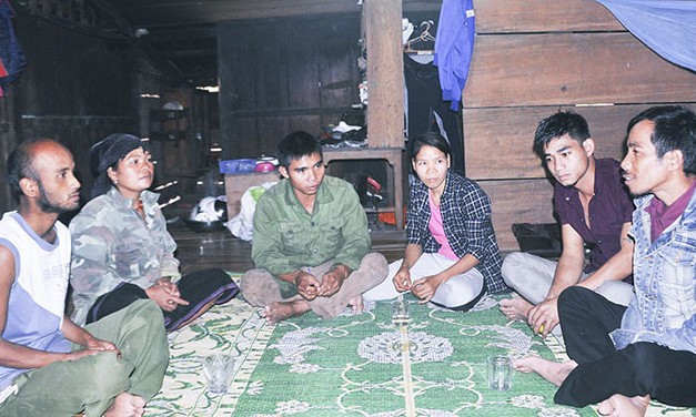 Bắt 'cán bộ xóa đói giảm nghèo' lừa đảo nhiều hộ dân Các nạn nhân nghèo thôn A Liêng tố cáo bị cán bộ xóa đói giảm nghèo Nguyễn Văn Dũng lừa đảo chiếm đoạt tiền. Ảnh: Q.H.