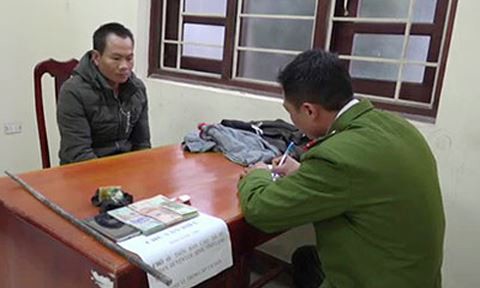 Đột nhập vào bệnh viện, lấy trộm gần trăm triệu đồng Đối tượng Hiếu (bìa trái) khai nhận tại cơ quan công an. Ảnh: N. Thái